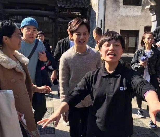 何炅43岁乌镇引围观,没有ps镜头的何炅吓哭众