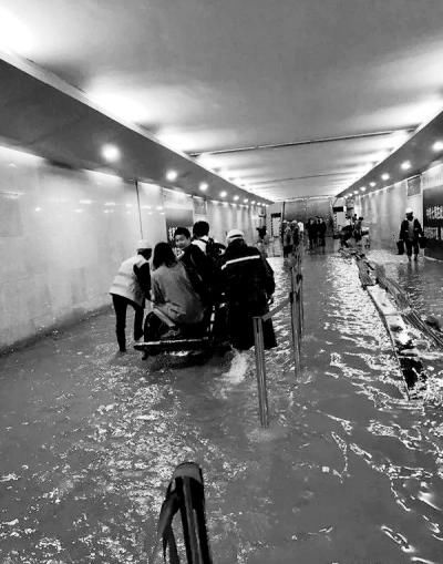 河南部分地区连降大雨 南阳火车站地下通道变身地下河