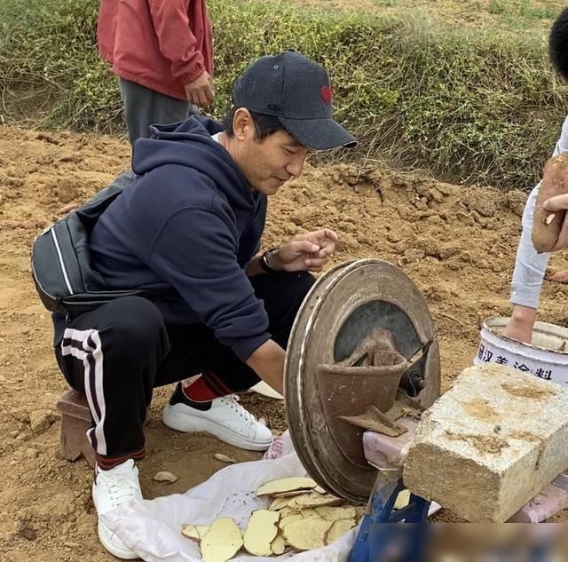 刚参加完国庆晚会，就回到老家干农活，和村民一起下地动作超卖力