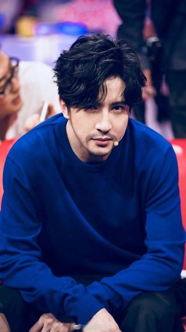 薛之谦难得蓄络腮胡须形象大变 看镜头的眼神很有戏_【快资讯】