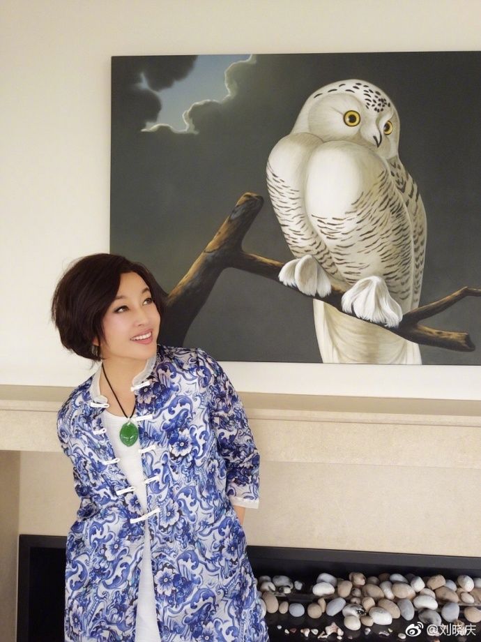 组图:刘晓庆穿中国风长裙与画作合影 气色超好