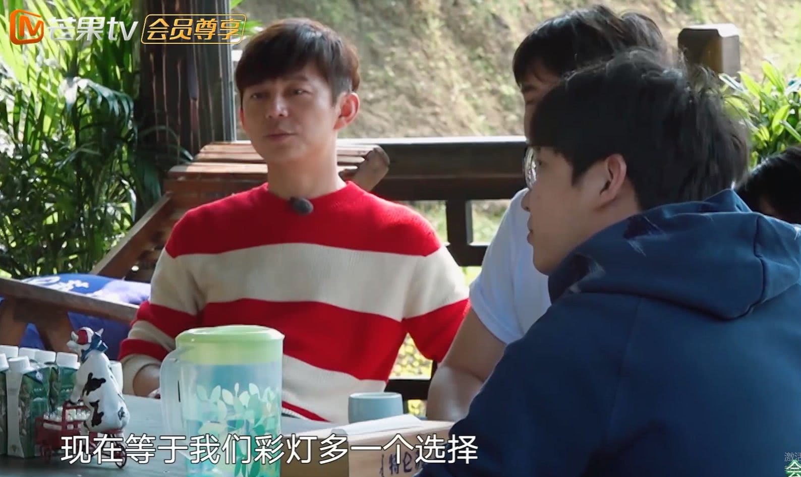 《向往3》一季生活费200元,再看何炅手里钱的