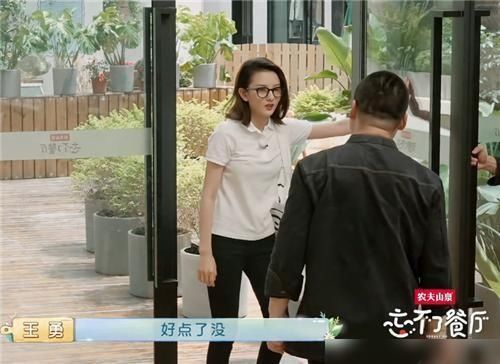 宋祖儿肿眼了嫌自己丑，有谁注意张艺兴说的话？打脸半个娱乐圈