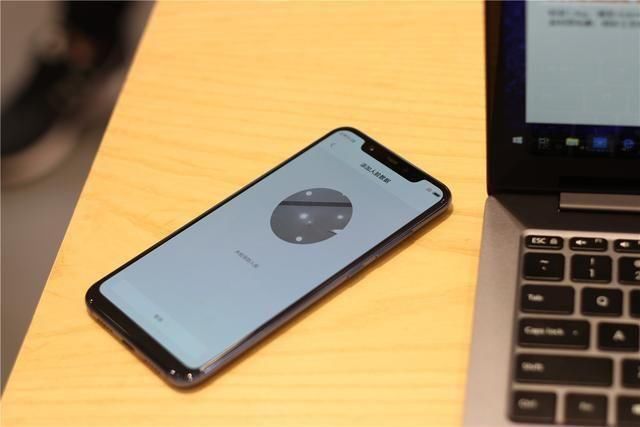 小米8首次开卖,金色蓝色版本超美,骁龙845超快