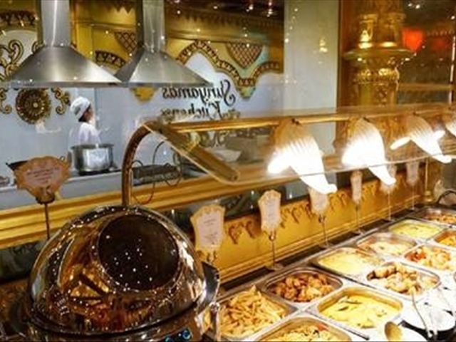 泰国自助餐“新模式”，中国游客一顿“将近8盘”!外网友:服了