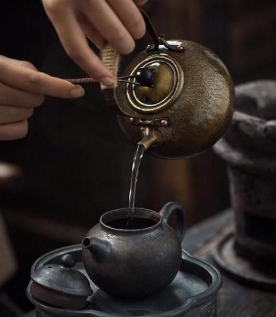 闲观叶落地,静坐一杯茶 亚洲通最新官方网址