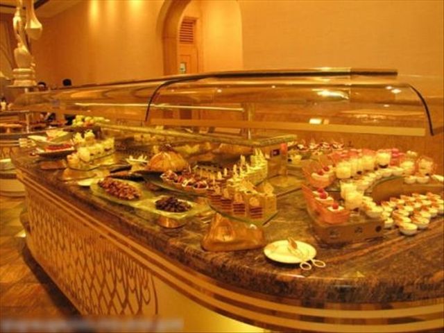 自助餐厅这么便宜还不赔钱?他们是靠什么赚钱