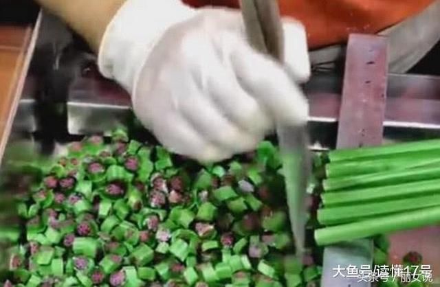 小哥卖这种美食小吃, 几十块一斤, 顾客一下买了许多