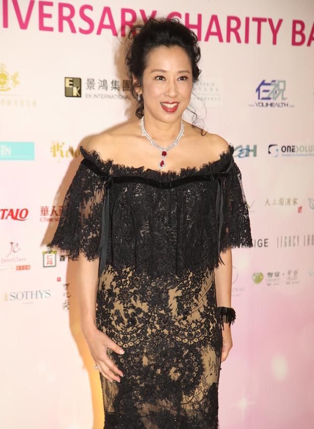 郭晶晶婆婆好潇洒，蕾丝裙鱼尾裙精致透亮，哪像年过花甲的人