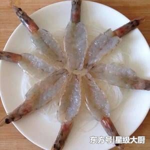 年夜饭 \＂蒜蓉开背虾\＂ 吃惯了白灼虾，来试试这个做法！抢光光