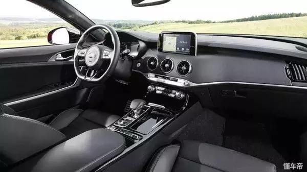 近日,美国权威汽车杂志《Wards Auto World》公布了2018年沃德十佳内饰,看看有哪些车上榜。 雪佛兰Equinox探界者 探界者自引入国内后,作为性价比车型销量一直不错。探界者的中控配备大尺寸显示屏,辅以镀铬包围,很显精致。同时中控台的用料也十分厚实,线条刻画凸显美式车的肌肉感。 现代Kona四驱版 Kona是韩国现代针对欧洲市场推出的一款小型SUV,内饰造型整体看上去并不复杂,只是细节元素设计很有个性,包括圆形/椭圆形空调出风口,挡把及座椅线条装饰;同时橙色元素的点缀让其多了一丝运动气