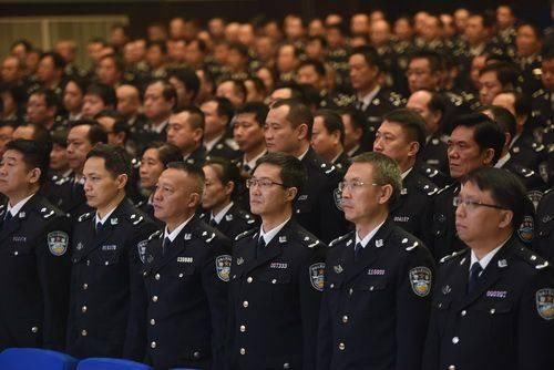 怎样当上人民警察 t01ebaed019dbdd4614.jpg