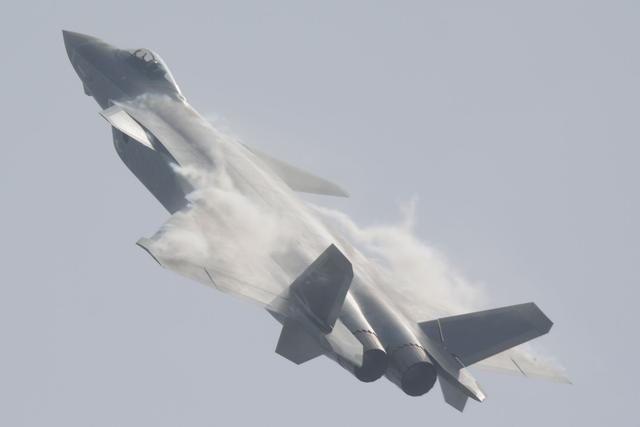 歼20造价仅为F22一半,中国使劲造,美国被迫投