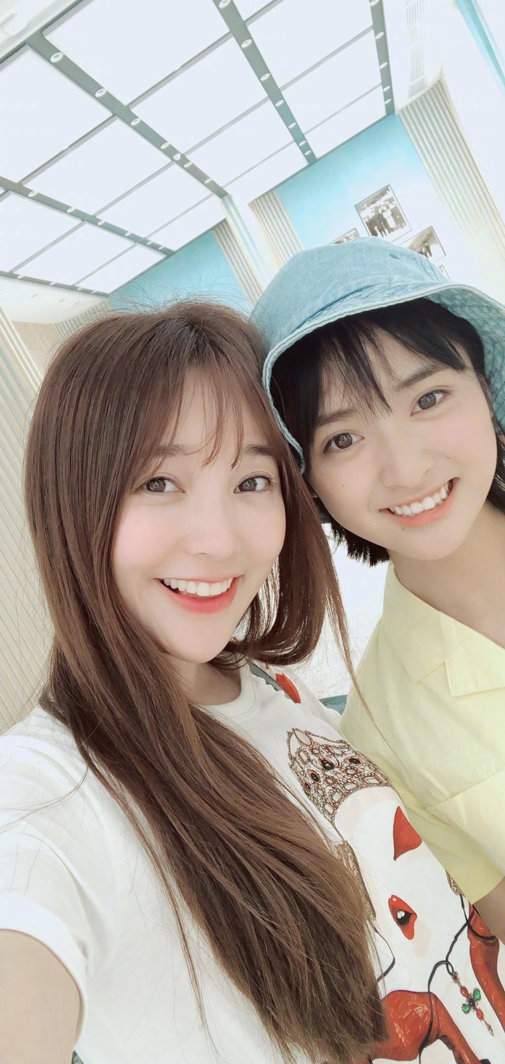 近40岁金莎吊带裙上身，和21岁沈月合影，网友评像同龄人！