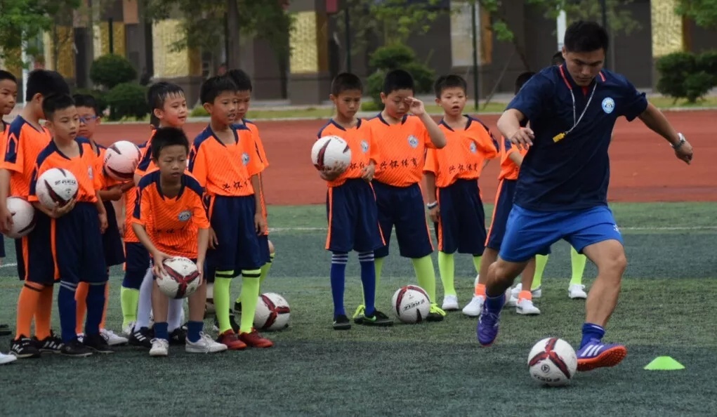 怀集足协“2018少儿足球公益培训”活动结束，120多名孩子收获“阳光·足球·快乐”
