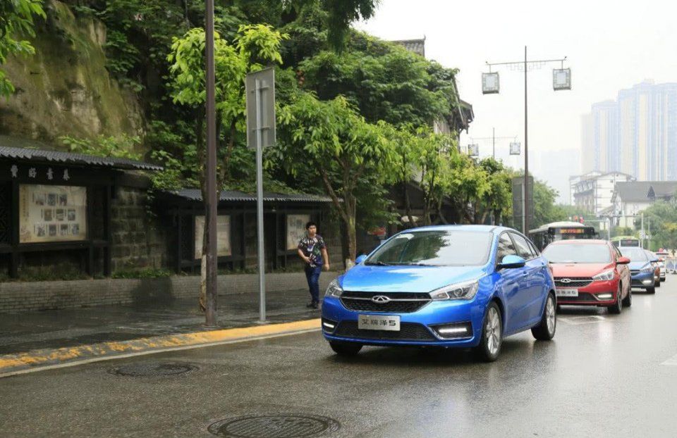 热辣火锅、梦幻夜景、曲折山路,与奇瑞艾瑞泽5探秘魔幻重庆