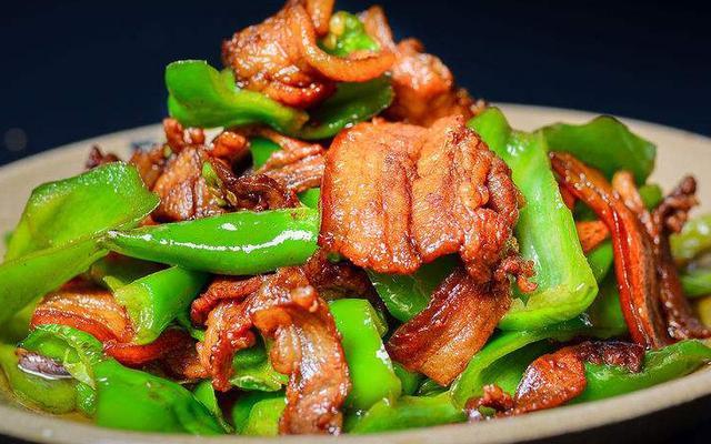 三四根青椒,1斤五花肉,比农家小炒肉好吃,开胃