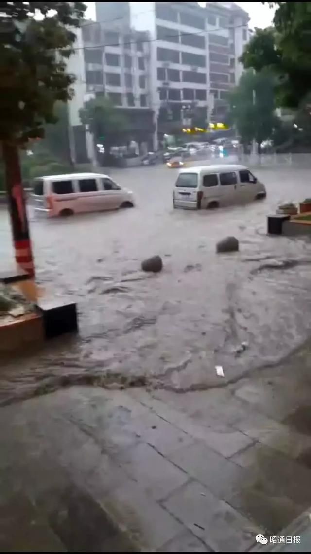 颤抖吧云南人！狂风！暴雨！“鸡蛋大”的冰雹！接下来的天气……