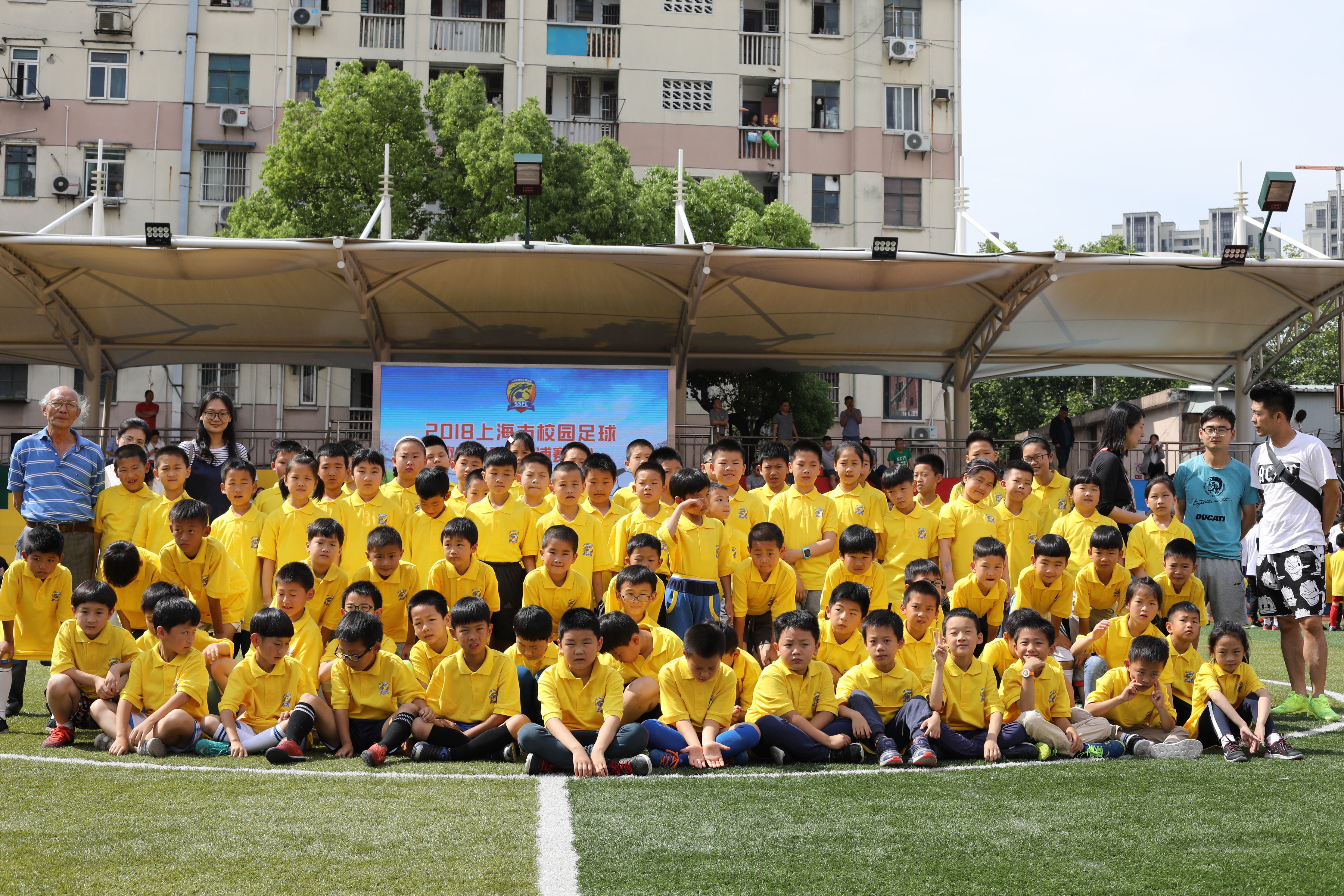 上海市校园足球联盟趣味竞赛举行 近千名学生