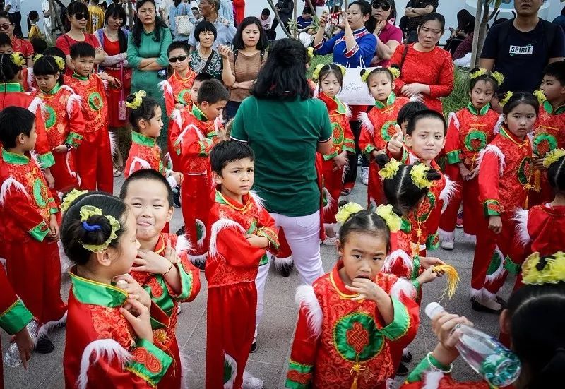 【多图】我在现场 | 春节千人大巡游，迪拜史上最大规模中国新年