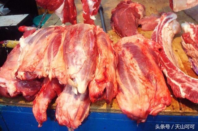 新疆人就这么置办年货,整只羊提回家,一次吃半只太正常了