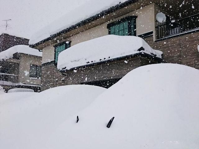 日本连日暴雪已致多人死伤，有的地区积雪5米！