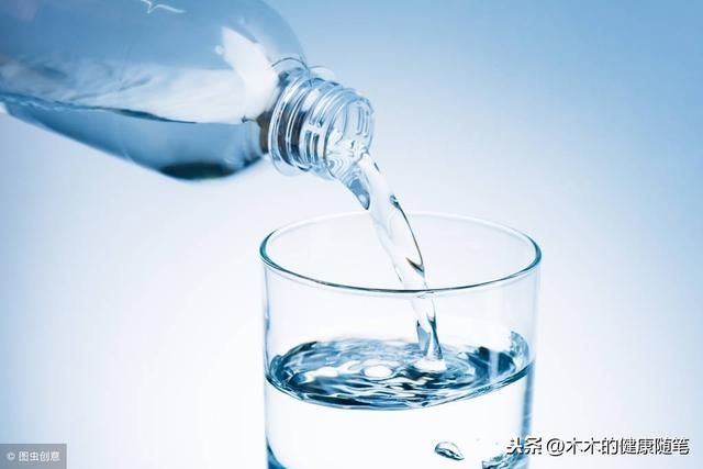 痛风患者适合饮碱性水,那么痛风患者能喝牛奶