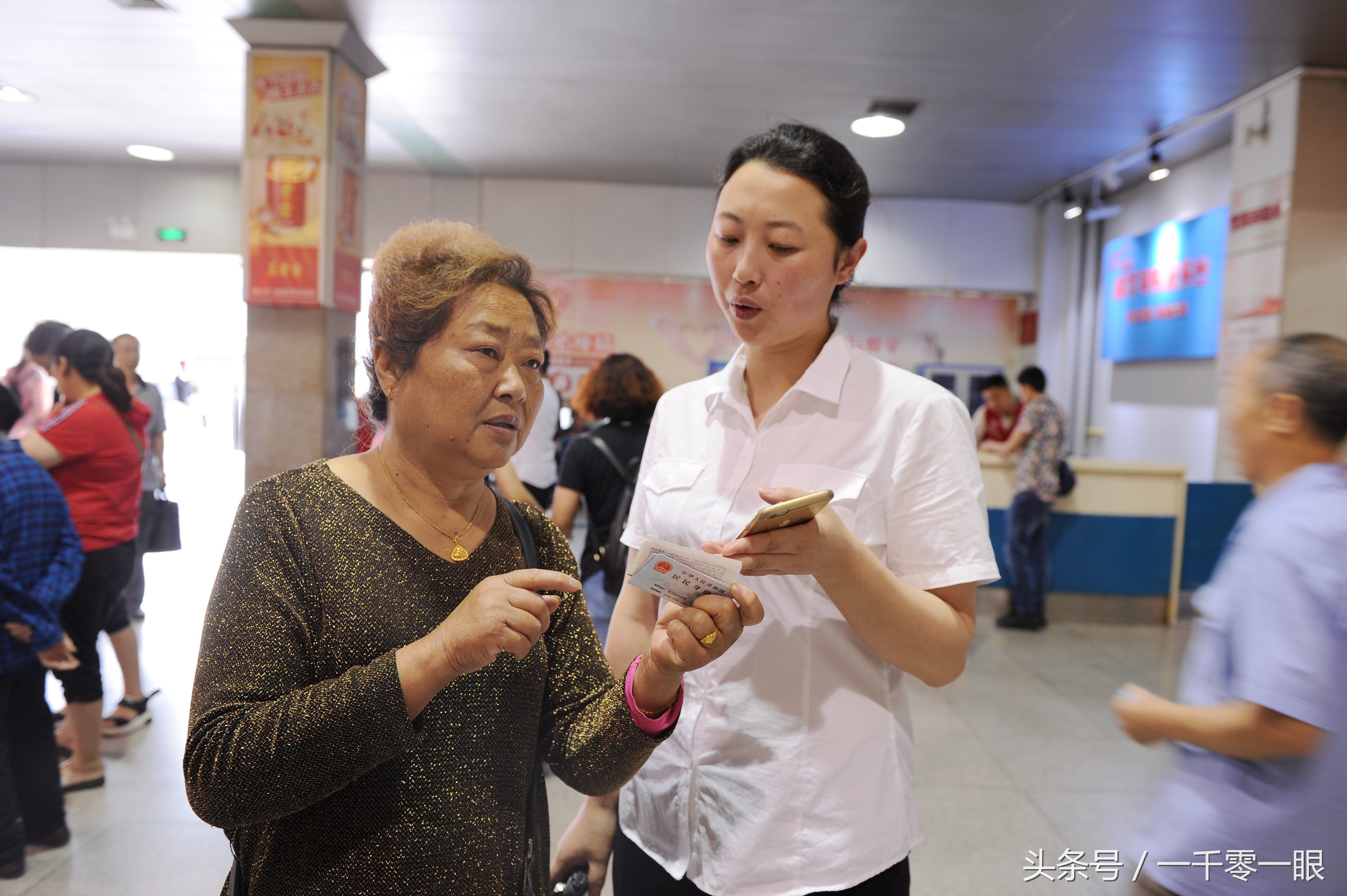 暴雨中断成昆铁路，退票大军挤满火车站