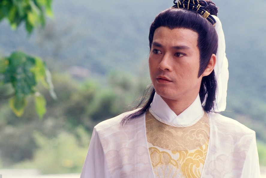 郑少秋70岁仍是不老男神!走路带风宛如30岁小