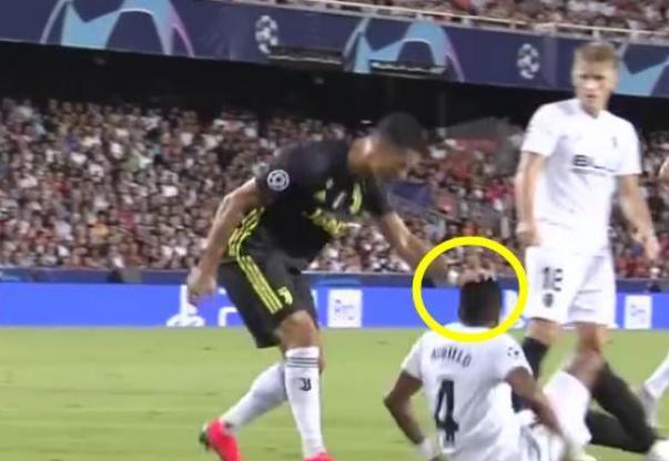 都是犯规动作,为何费莱尼抓扯头发不吃牌,而C