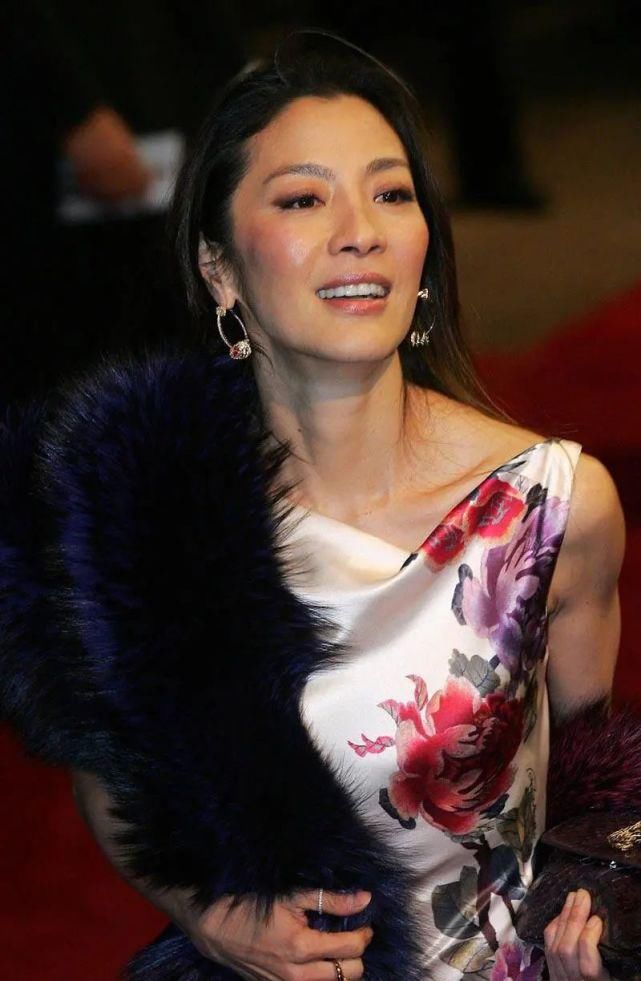 杨紫琼的实力让人惊艳，穿蓝色抹胸礼服裙，美过身旁范冰冰！