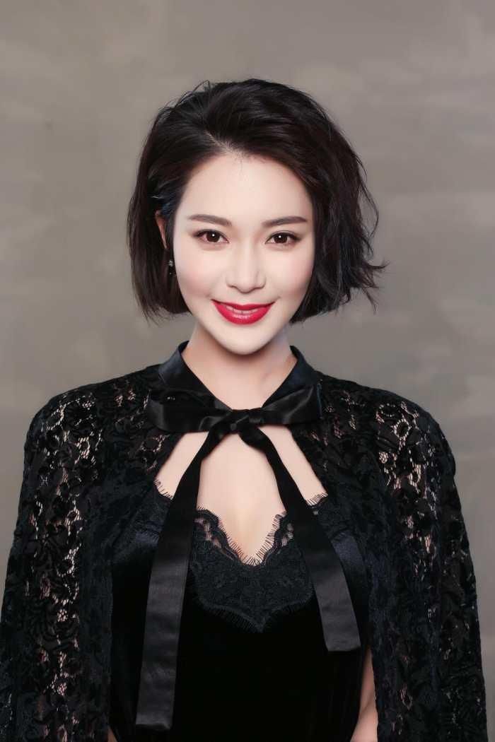 王晶力捧“娱乐圈”女神胡然，身材低调的让人无法想象!