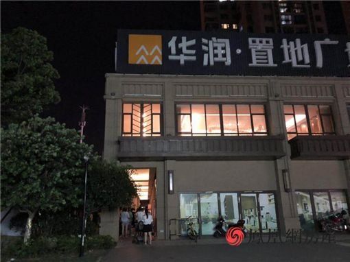 购房者彻夜蹲守售楼部排队等认筹 星沙某楼盘又火了