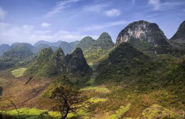 十万大山，每一座山峰都是独立的，都是孤傲的