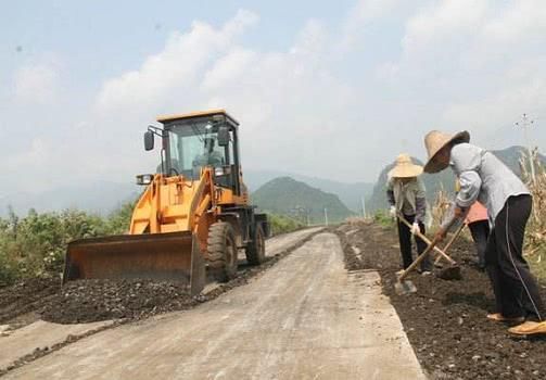 好消息！农村公路改造迎来大变化，农民不仅不用交钱，还能赚笔钱