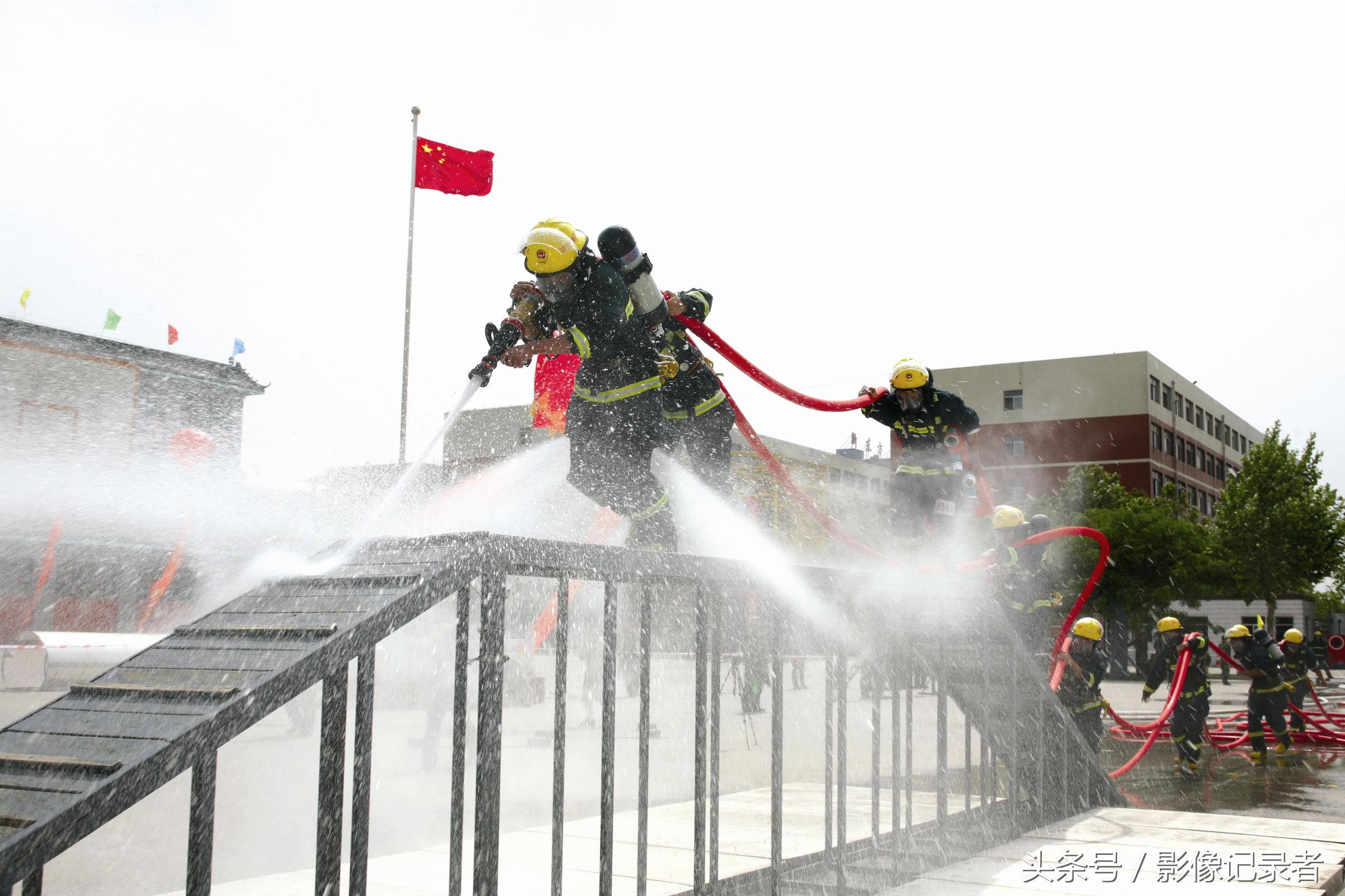 90后消防员:入伍10年溺亡打捞300起 最长一次