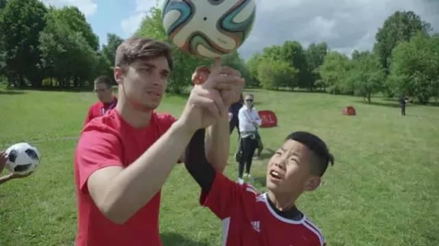 青岛市李沧区9岁球童张瀚代表中国亮相俄罗斯