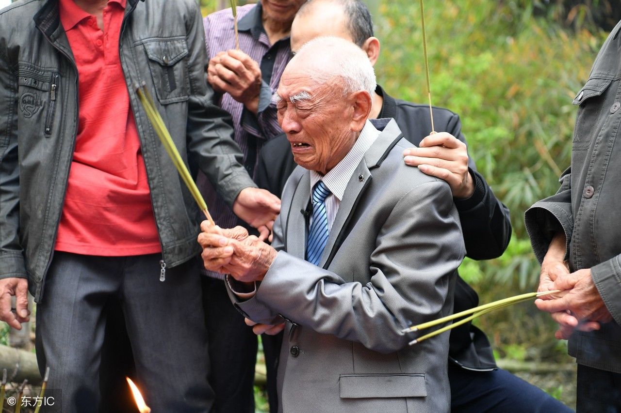 20岁离家抗日77年后回家，父母坟前跪拜敬香失声痛哭