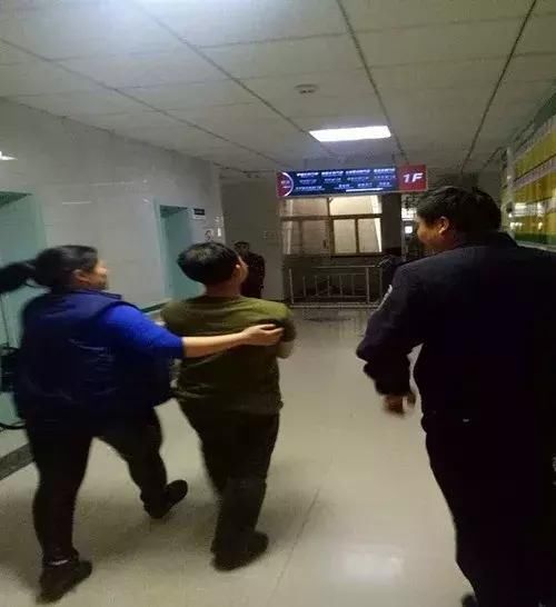 胶州公安男子手腕被割伤 绿色通道来帮忙