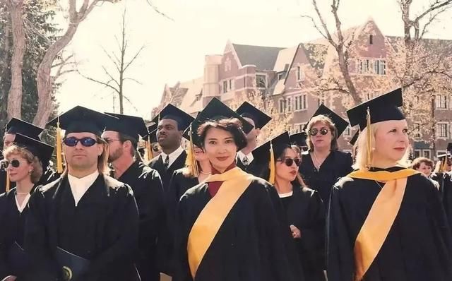 《世上只有妈妈好》的原唱,当红时甩掉谢贤,天生残疾却活成传奇