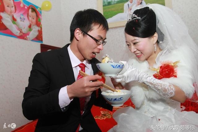 结婚嫁妆妈妈给我一幅画，被婆家人看不起，打开画婆家人都说好