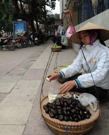 直击中越边境线，越过只需一秒，还有卖芒果的小姑娘