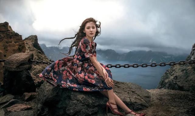王思聪最美前女友，撕掉网红标签逆袭成明星，29岁颜值逆天