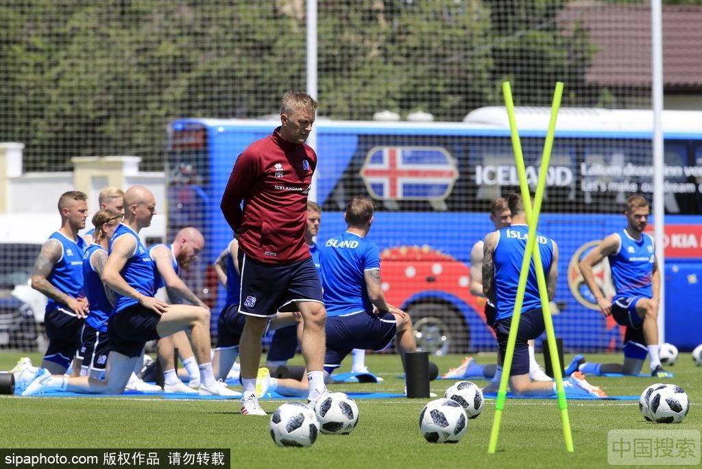 冰岛队举行首堂训练课 高温难挡球迷热情