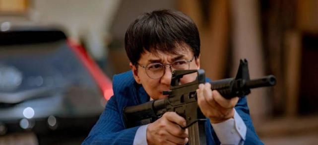66岁的成龙在拍摄《急先锋》时，险些丧命，被救起后不忘感谢父亲保佑！