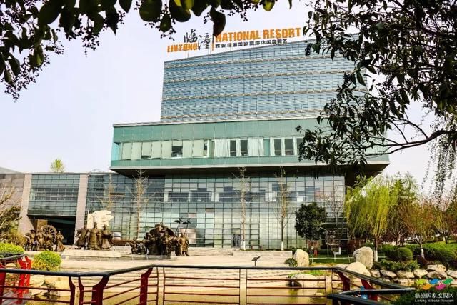 春满中国 醉西安｜春游好去处：在临潼度假区芷阳广场听见花开的