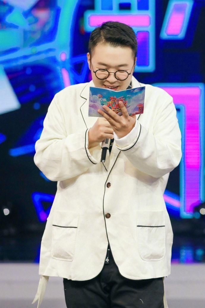 杜海涛因为一张合影照被何炅吐槽,谢娜说这才