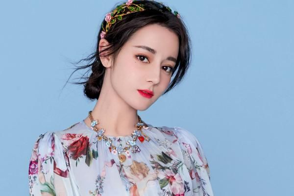 《你是我的荣耀》路透曝光，杨洋迪丽热巴牵手散步，太甜了吧