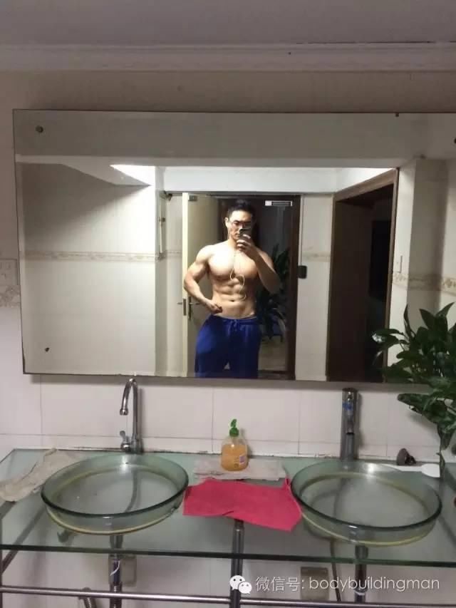“当时肚子有肥肉,想练出腹肌,想法很单纯”