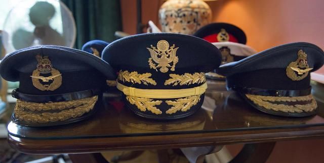 戴帽穿衣,人之大体,军帽花样玩时尚